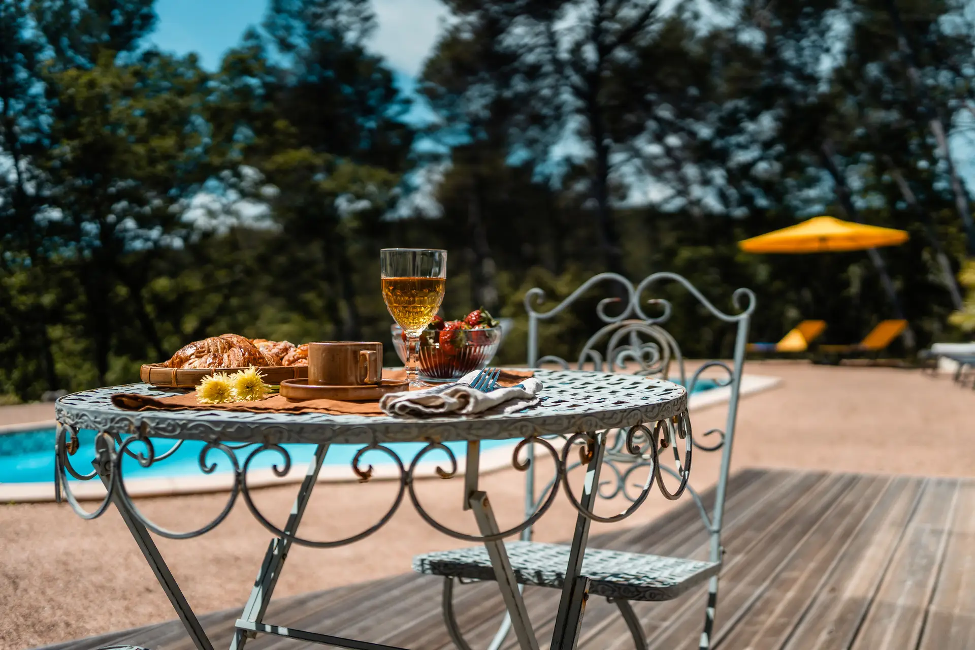 Détail de la piscine au soleil