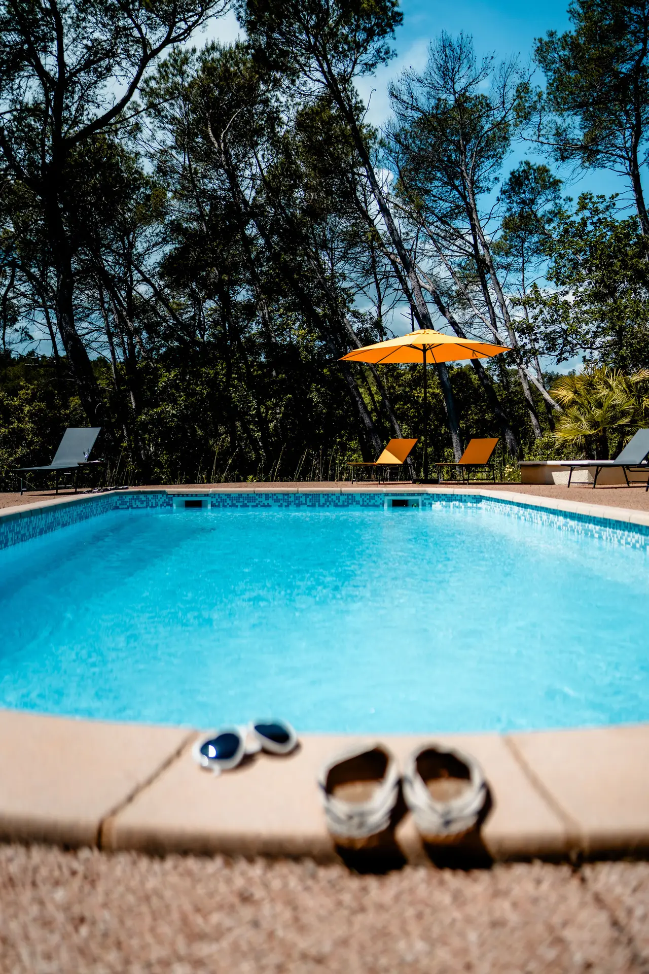 La terrasse et les transats autour de la piscine